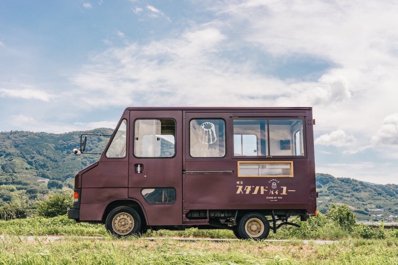 スタンドバイユー_キッチンカー側面