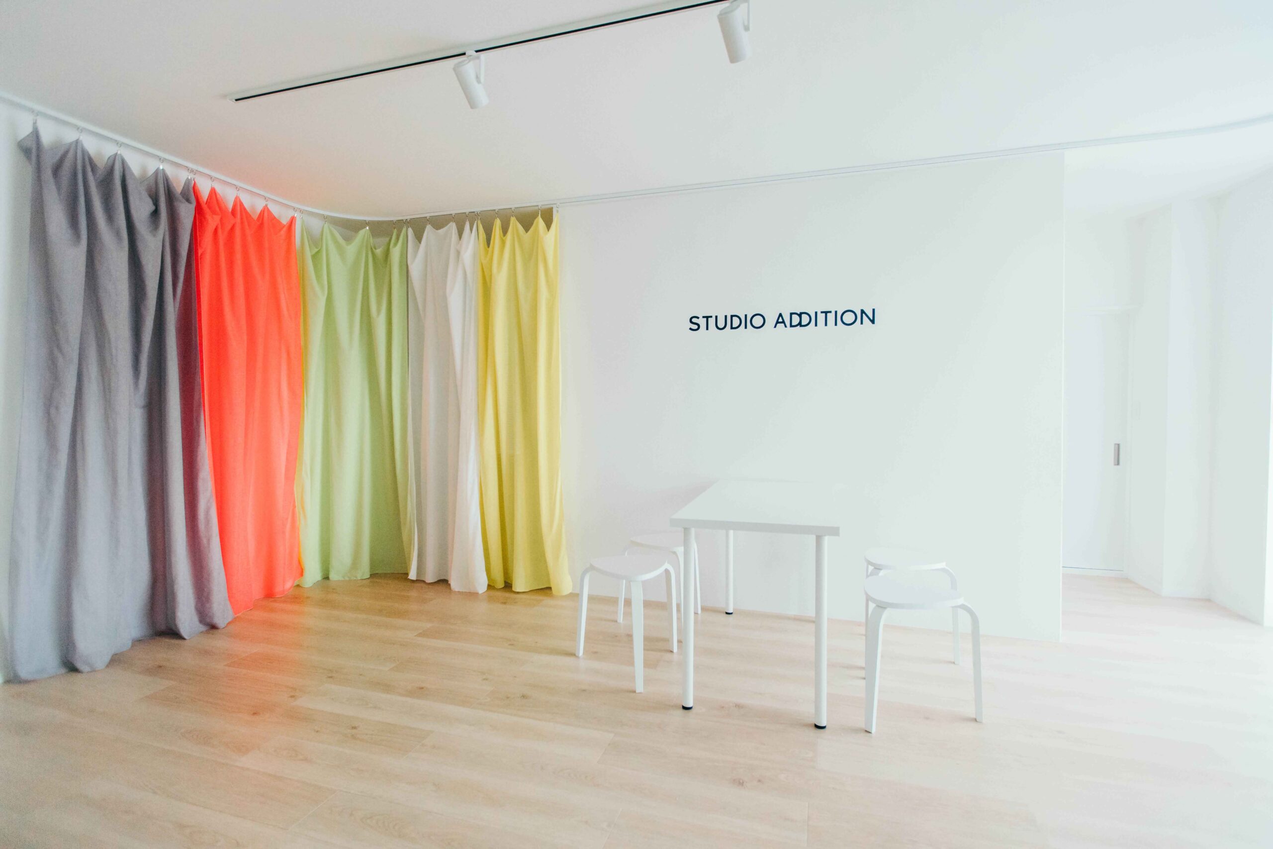 STUDIO ADDITION（スタジオアディション）のROOM１　カラフルなテキスタイル